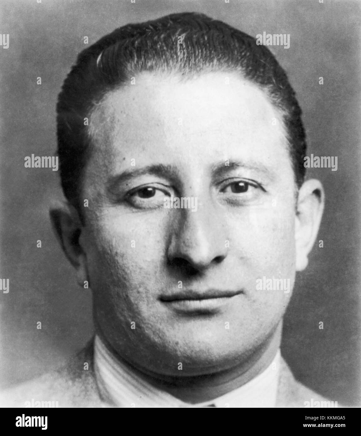 Un 1935 colpo alla testa del gangster italiano Carlo Gambino, catturato durante la sua ascesa nella malavita criminale. Questa immagine fornisce uno sguardo sulla persona di una delle figure più famose della storia del crimine organizzato. Foto Stock