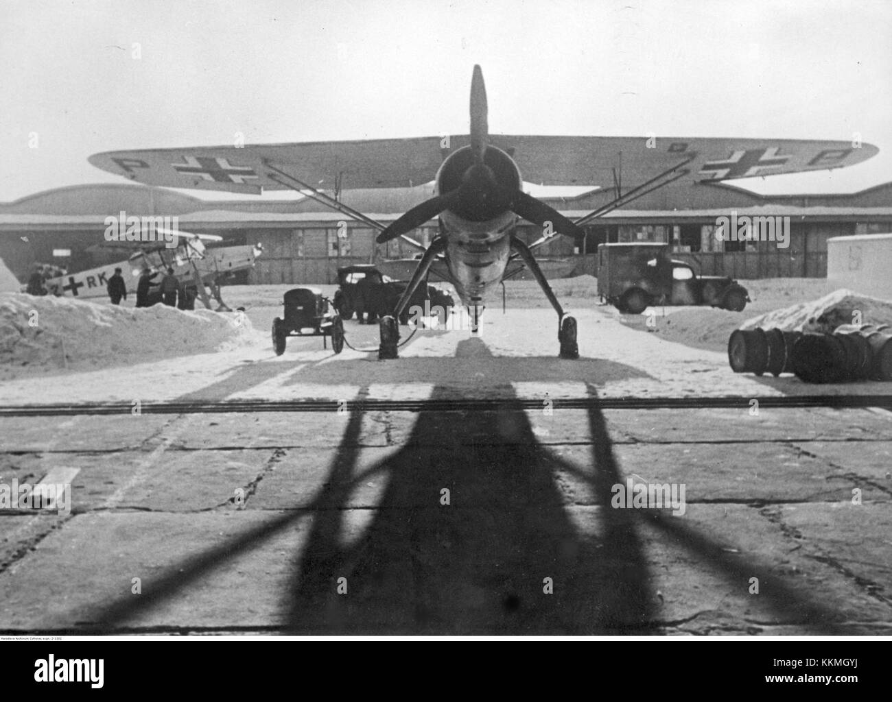 L'Henschel HS 126 era un aereo da ricognizione tedesco utilizzato negli anni '1930 e nei primi anni '1940 È stato progettato per l'osservazione tattica, con un carrello di atterraggio fisso e un monoplano ad ala alta, rendendolo efficace per brevi operazioni di decollo e atterraggio. Foto Stock