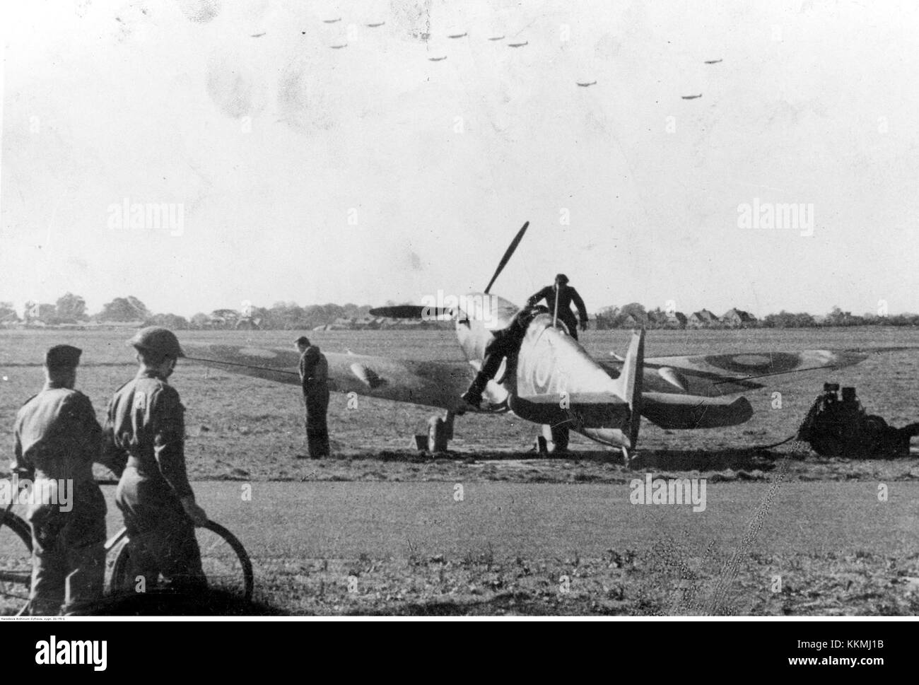 Il Supermarine Spitfire, un iconico aereo da caccia britannico, fu ampiamente utilizzato durante la seconda guerra mondiale. Il 303 Squadron, parte della Royal Air Force, giocò un ruolo cruciale nella Battaglia d'Inghilterra, utilizzando lo Spitfire per la difesa aerea e le operazioni offensive. L'aereo divenne un simbolo della resilienza britannica e del progresso tecnologico durante la guerra. Foto Stock