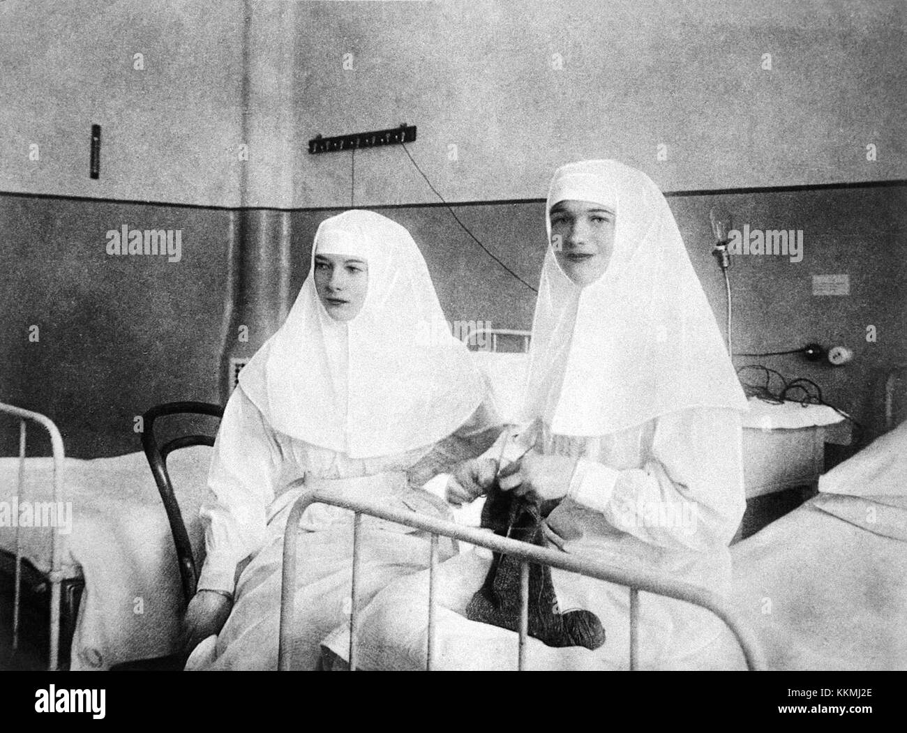 Le Granduchesse Olga e Tatiana Nikolaevna di Russia hanno servito come infermiere durante la prima guerra mondiale. Il loro coinvolgimento nello sforzo bellico è una parte significativa della loro eredità, riflettendo la loro devozione al dovere e al servizio durante il conflitto. Foto Stock