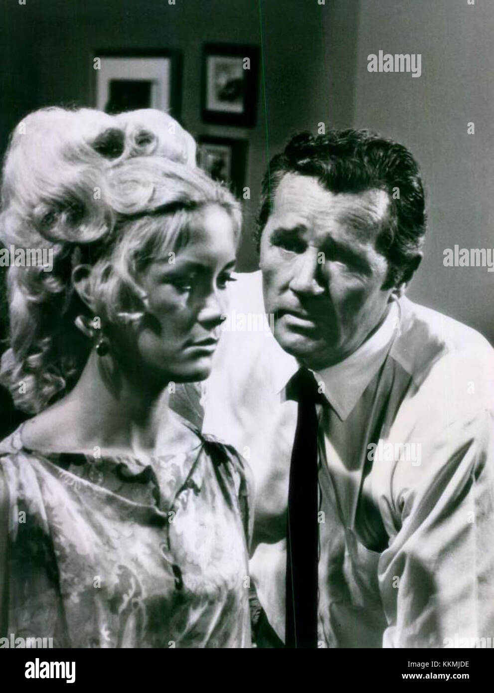 Howard Duff e Joan Van Ark furono attori di spicco visti insieme nel 1968, con entrambi che contribuirono in modo significativo alla televisione e al cinema durante questo periodo. Foto Stock
