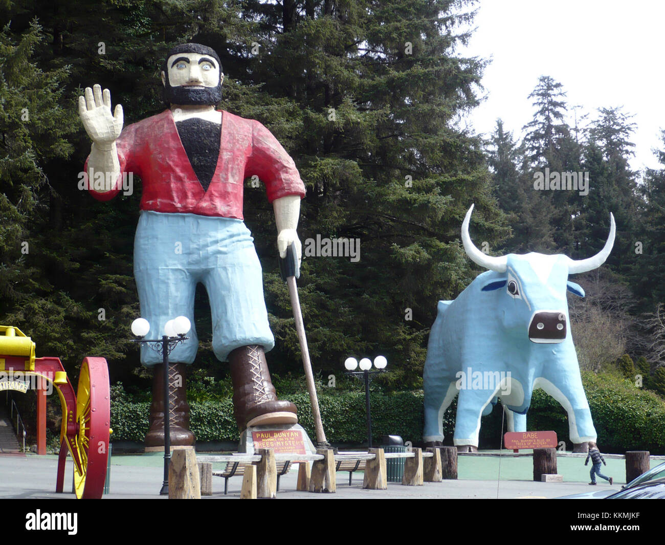 La statua di Paul Bunyan e del suo bue blu, Babe, situata a Klamath, California, è un'attrazione iconica lungo la strada. Erette come tributo al folklore americano, le statue celebrano il leggendario boscaiolo e il suo mitico compagno dalle storie del Pacifico nord-occidentale. Foto Stock