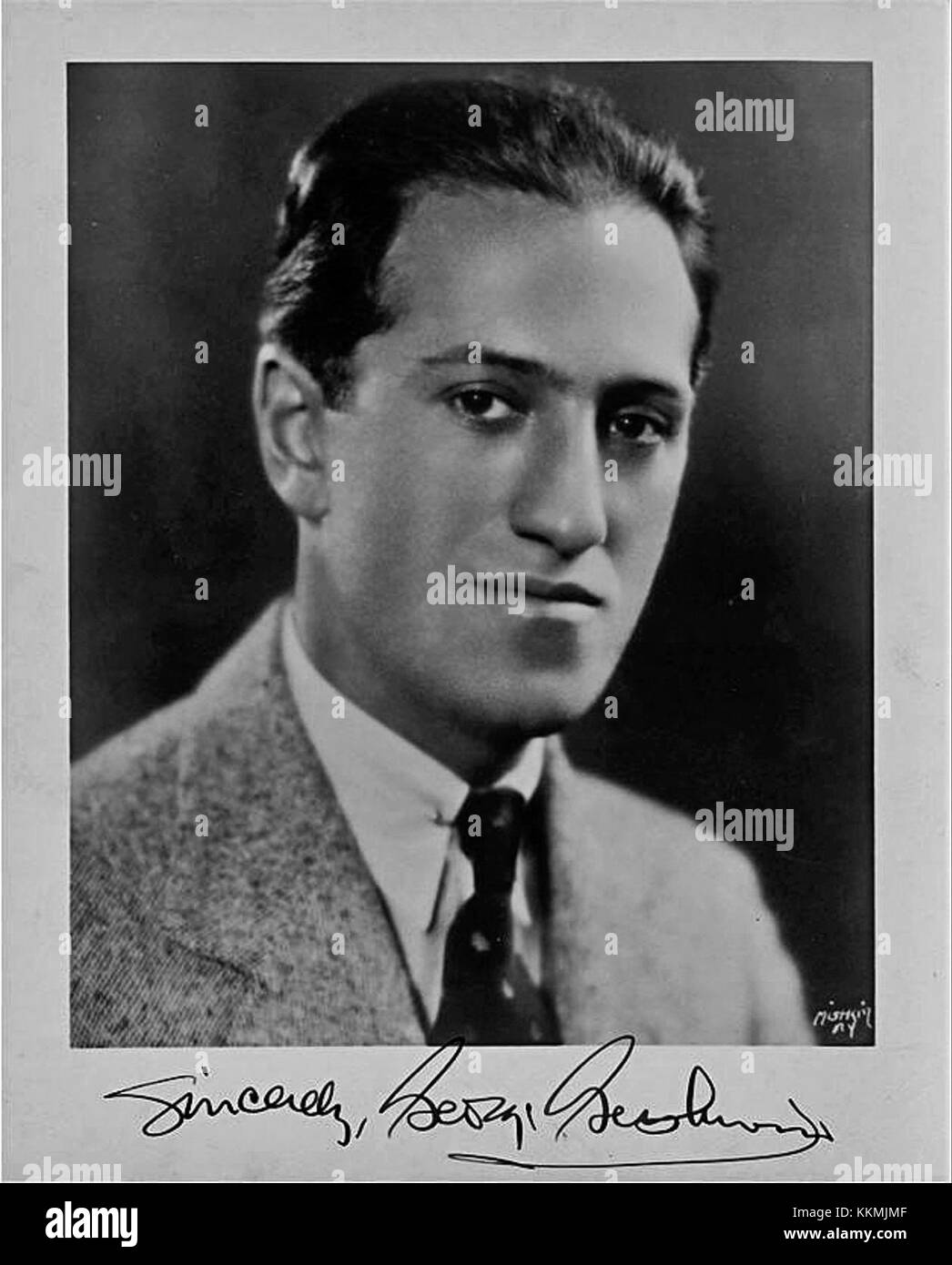 Questo articolo è firmato da George Gershwin, un influente compositore e pianista americano. Gershwin è noto per i suoi contributi alla musica classica e popolare nel XX secolo. Foto Stock