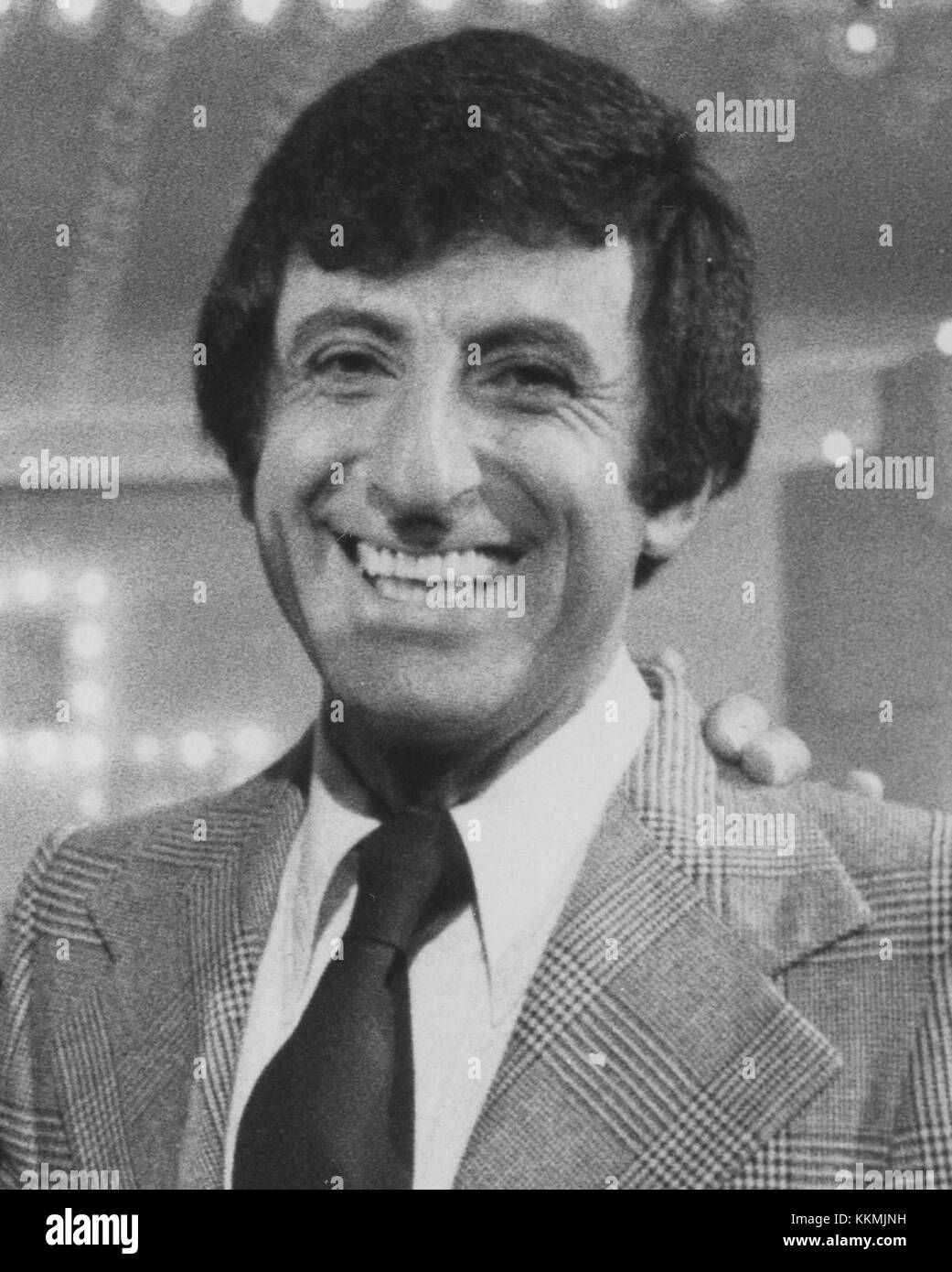 Jamie Farr Stumpers è stato un popolare videogioco televisivo del 1976. Presentato dall'attore Jamie Farr, lo spettacolo si è concentrato sui giochi di parole e curiosità, fornendo intrattenimento al pubblico con il suo formato coinvolgente e domande interattive. Era una parte significativa della cultura televisiva negli anni '1970 Foto Stock