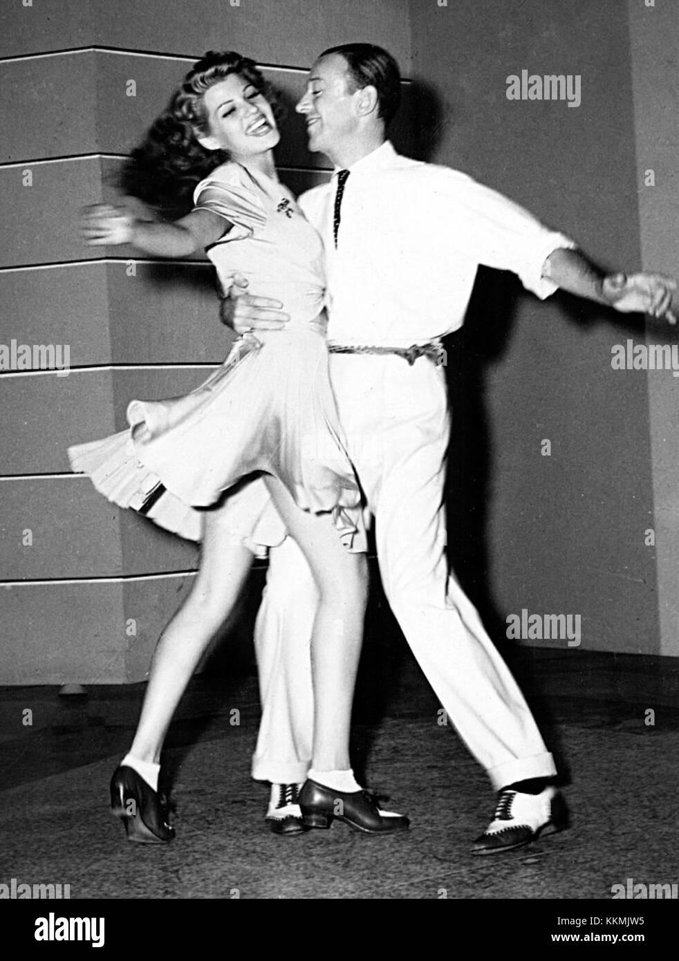 La collaborazione di danza Astaire-Hayworth si riferisce alle leggendarie esibizioni di Fred Astaire e Rita Hayworth negli anni '1940 Le loro sequenze di danza in film come "You'll Never Get Rich" (1941) e "You Were Never Lovelier" (1942) hanno mostrato il loro eccezionale talento di chimica e danza, diventando momenti iconici nella storia del cinema. Foto Stock
