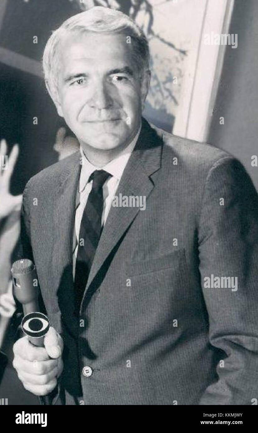Harry Reasoner era un giornalista televisivo americano noto per il suo lavoro su *60 Minutes*. La sua carriera di giornalista includeva una grande copertura di eventi politici e sociali, dando forma al giornalismo televisivo nel XX secolo. Foto Stock