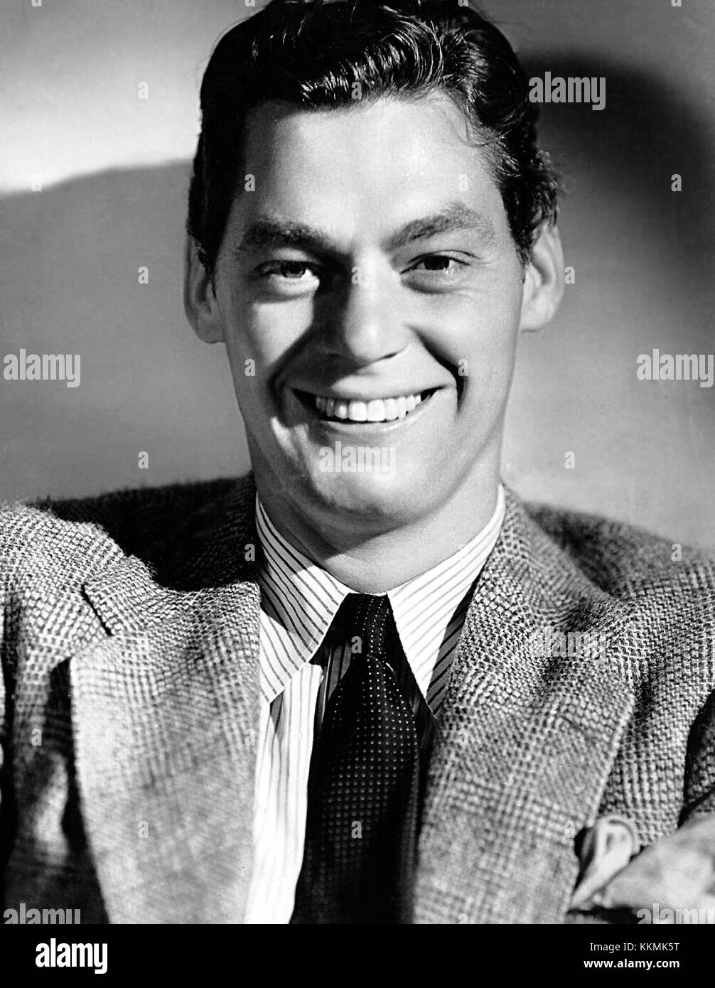 Johnny Weissmuller, il famoso nuotatore e attore olimpico, è presente in un'immagine pubblicitaria. Weissmuller è meglio conosciuto per aver interpretato Tarzan in una serie di film, consolidando la sua eredità sia nello sport che nella storia del cinema. Foto Stock