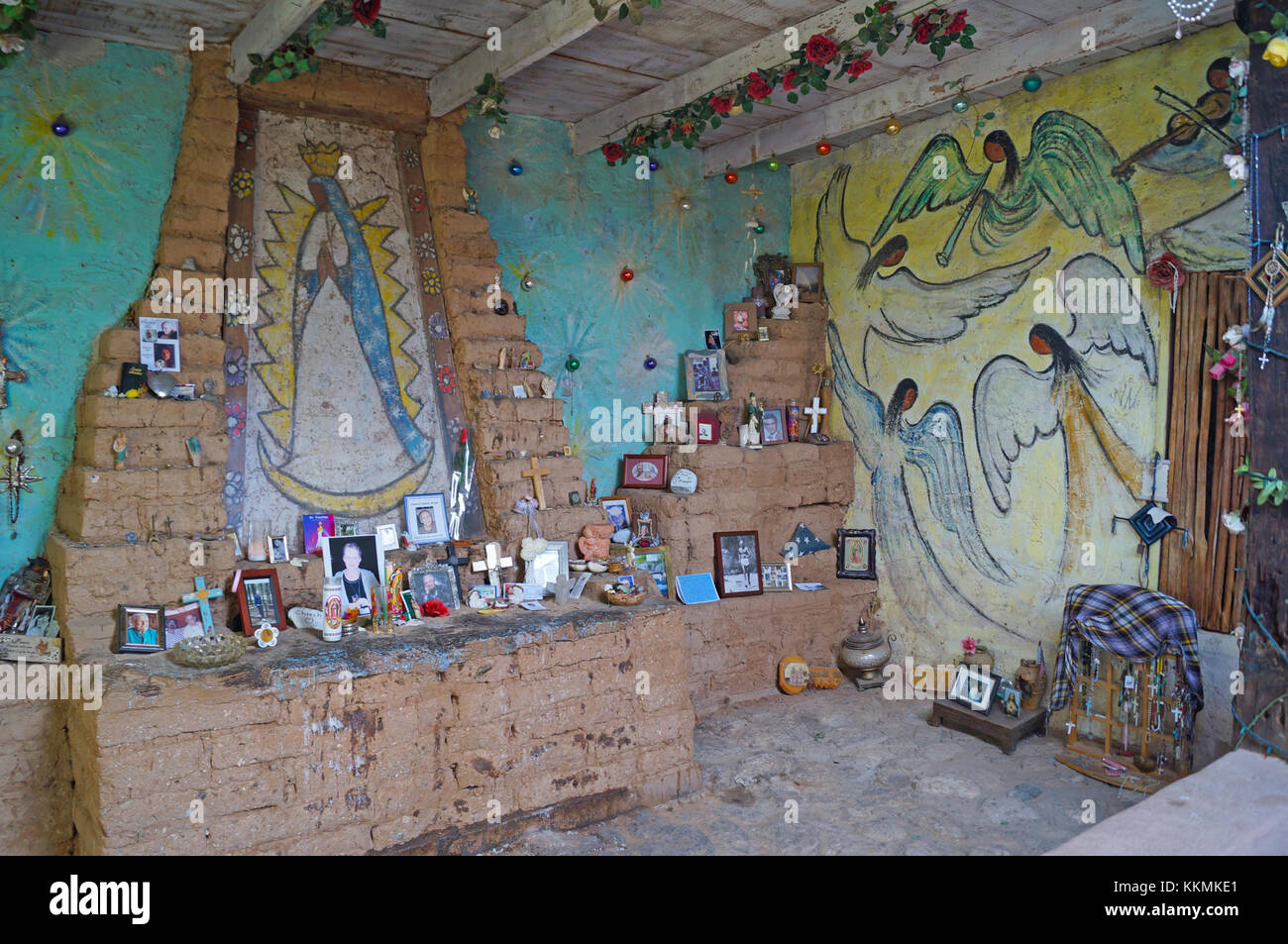 Questa immagine cattura l'interno di una cappella, concentrandosi sull'altare. L'atmosfera serena e i dettagli architettonici mettono in risalto lo spazio sacro, offrendo una visione degli ambienti religiosi e dell'arte dell'architettura ecclesiastica. Foto Stock