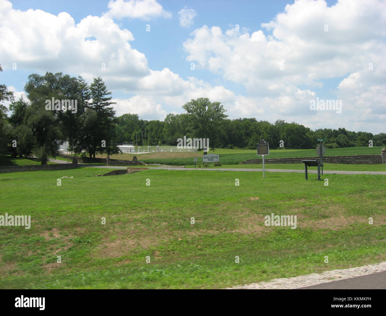 Il simbolo storico di Englishton Park commemora un sito significativo, fornendo informazioni sulla sua importanza storica. Ulteriori dettagli offrirebbero una comprensione più completa. Foto Stock