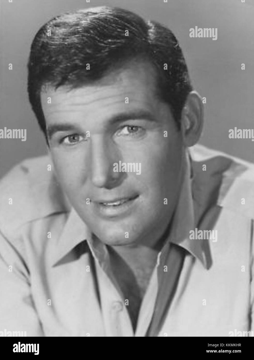 L'immagine del 1966 di Flipper, il famoso delfino della serie TV, vede la partecipazione dell'attore Brian Kelly. Flipper divenne un personaggio amato, e la serie rese popolare i delfini nella cultura popolare durante gli anni '1960 Foto Stock