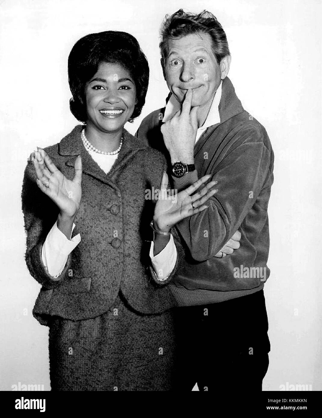 Fotografia promozionale dell'attore Danny Kaye e della cantante Nancy Wilson, scattata nel 1965, che mette in evidenza la loro collaborazione durante quell'anno. Foto Stock