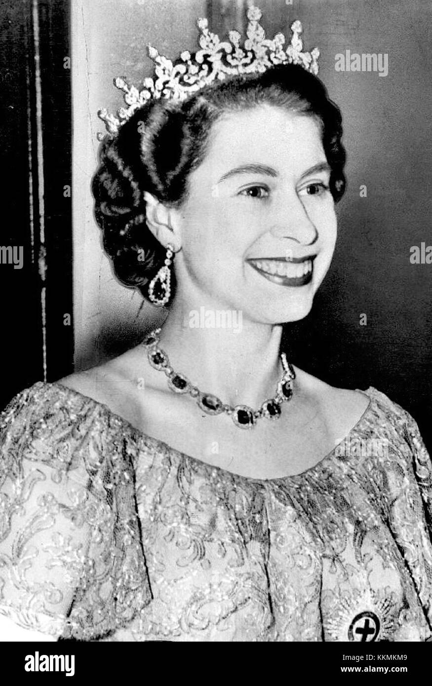 L'abito del 1953 indossato dalla regina Elisabetta II fu una parte significativa del suo abbigliamento per l'incoronazione, simboleggiando la tradizione e l'eleganza reali. L'abito è diventato iconico per il suo design e il suo significato storico durante la cerimonia di incoronazione. Foto Stock