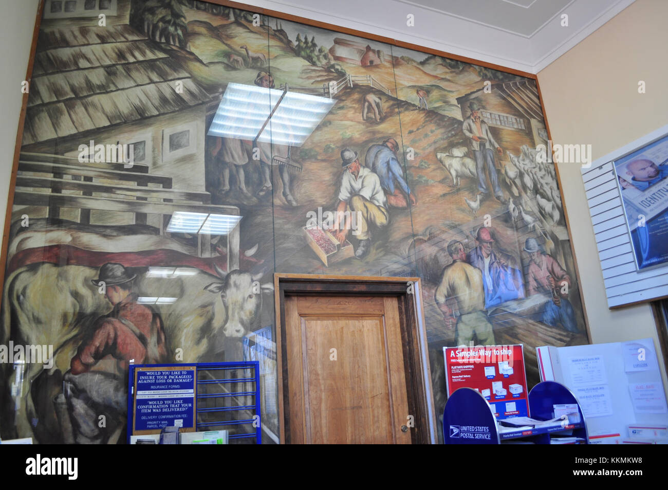 Questa immagine mostra l'interno dell'ufficio postale principale di Centralia, Washington, che riflette lo stile architettonico e la funzione dell'edificio al momento della fotografia. Foto Stock