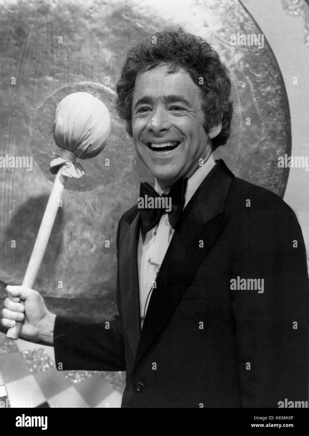 The Gong Show, creato da Chuck Barris nel 1976, è stato un concorso televisivo di talenti noto per il suo formato eccentrico e umoristico. I concorrenti eseguirono una varietà di atti, spesso portando alla morte del famigerato gong. Foto Stock
