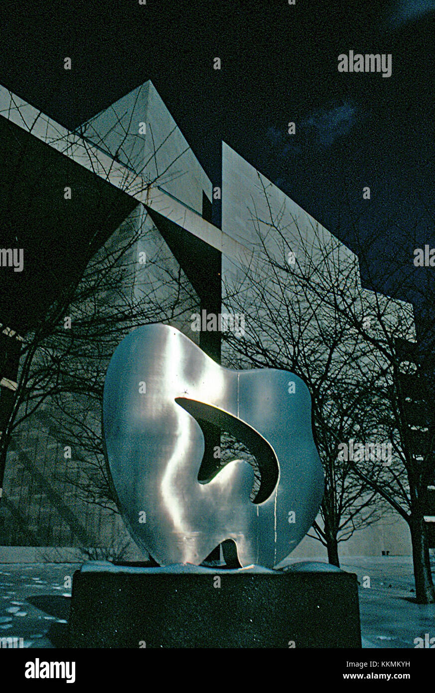 Una fotografia dell'East Building della Washington National Gallery of Art, che mostra la sua architettura moderna e la facciata in vetro. La struttura è un esempio chiave del design della fine del XX secolo, che integra l'arte contemporanea con l'innovazione architettonica. Foto Stock