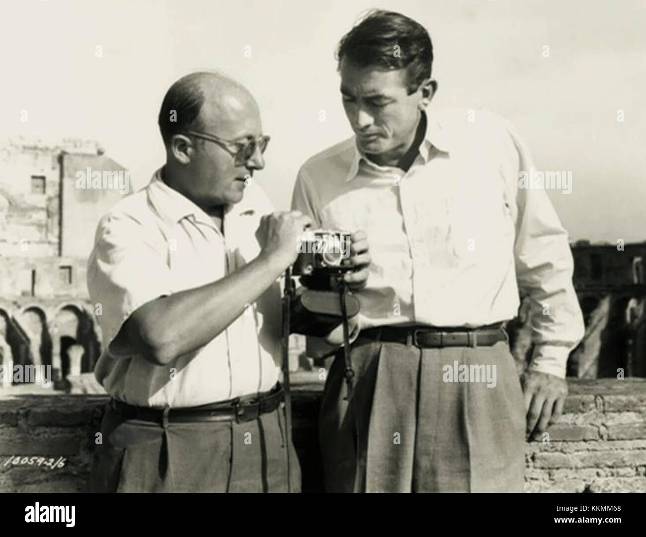 Franz Planer ha catturato Gregory Peck in una scena memorabile di *Roman Holiday*, il classico film comico romantico del 1953. La fotografia mette in risalto il fascino e l'eleganza dell'interpretazione di Peck di un principe nel film. Foto Stock