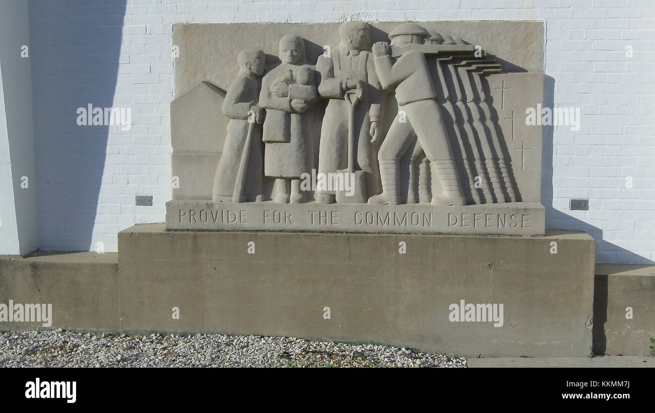 Il Greenbelt Community Center, progettato dalla scultrice della WPA Leonore Thomas Strauss, include un preambolo alla Costituzione degli Stati Uniti come parte del suo lavoro scultoreo. Questo pezzo è un notevole esempio di arte pubblica dell'era del New Deal. Foto Stock