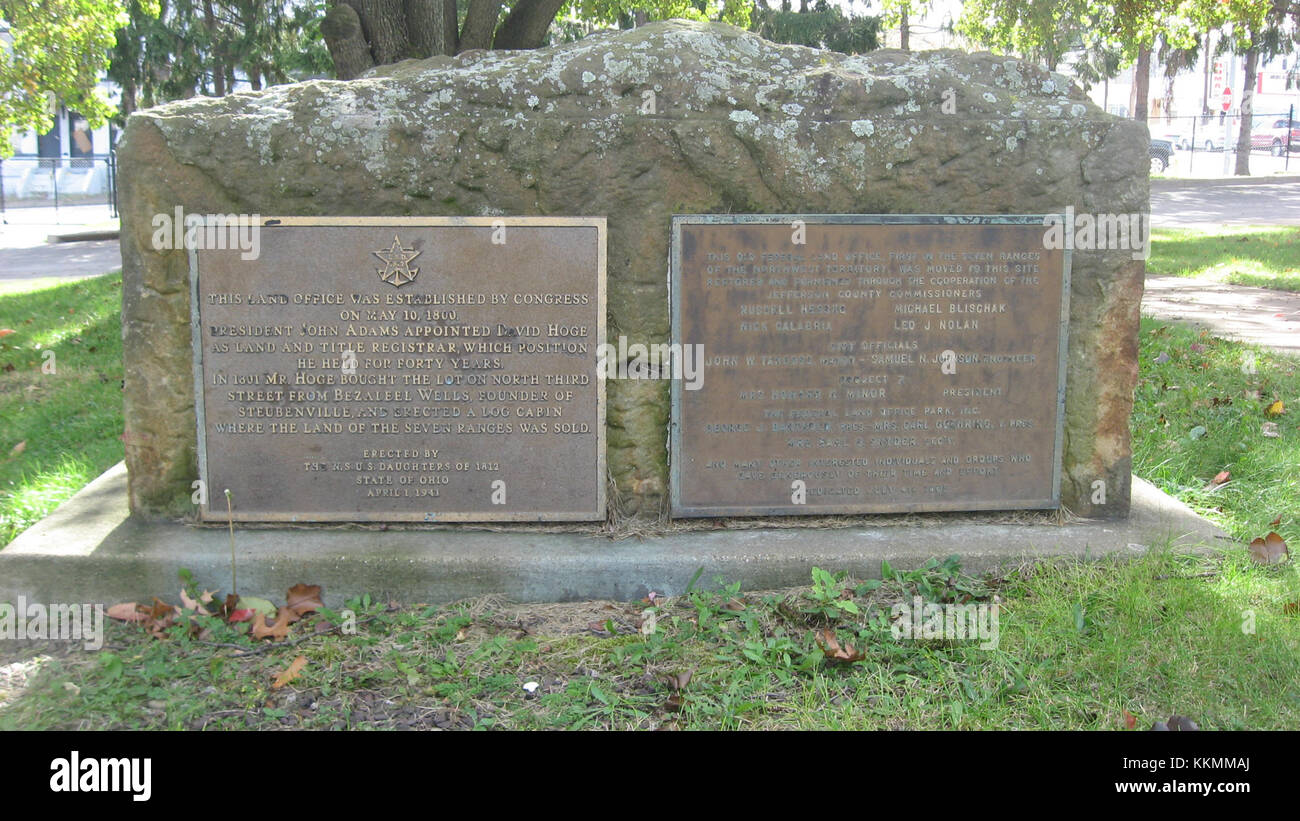 L'Ufficio federale del territorio di Steubenville, Ohio, presenta targhe che documentano le transazioni storiche di terreni e gli eventi significativi relativi allo sviluppo della regione. Foto Stock