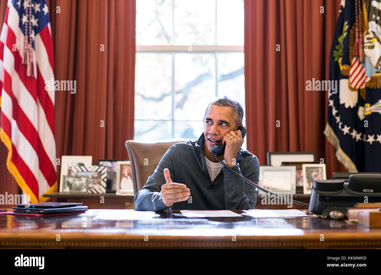Il presidente Barack Obama fa la Giornata del ringraziamento telefonate dall'ufficio ovale per le truppe degli Stati Uniti di stanza in tutto il mondo, nov. 26, 2015. (Official white house photo by pete souza) Foto Stock