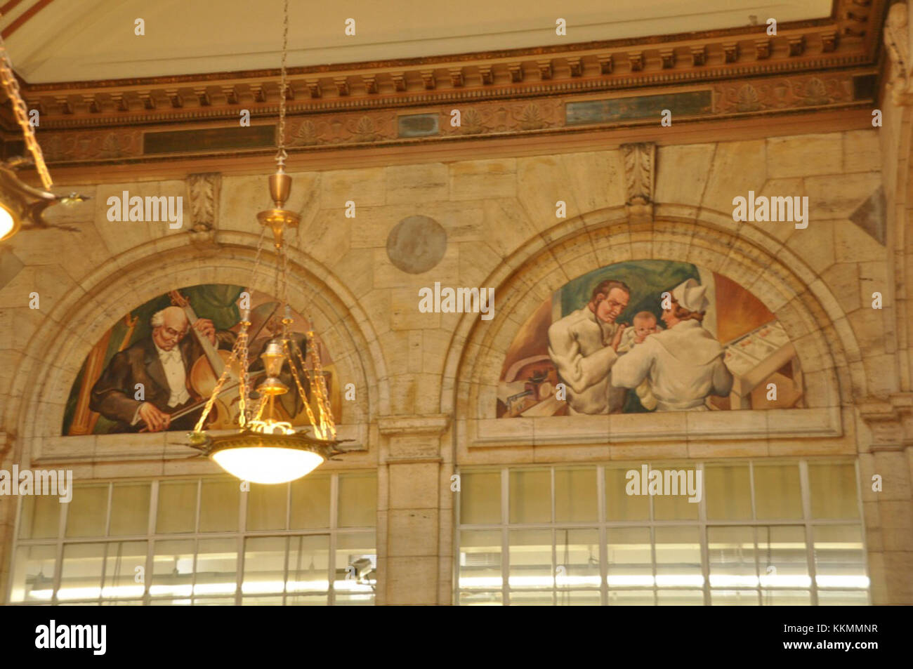 I murales del Port Chester, New York Post Office, raffigurano scene di storia e cultura locale. Creati nell'ambito del programma New Deal's Section of fine Arts, i murales rappresentano l'eredità artistica dell'epoca e il patrimonio della comunità. Foto Stock