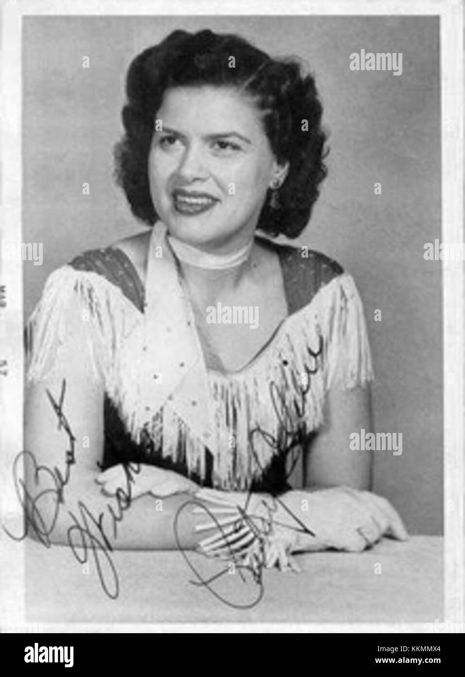 Una foto pubblicitaria di Patsy Cline, la famosa cantante country americana. Nota per la sua voce potente e le sue performance emotive, è diventata una delle figure più influenti nella storia del genere. Foto Stock