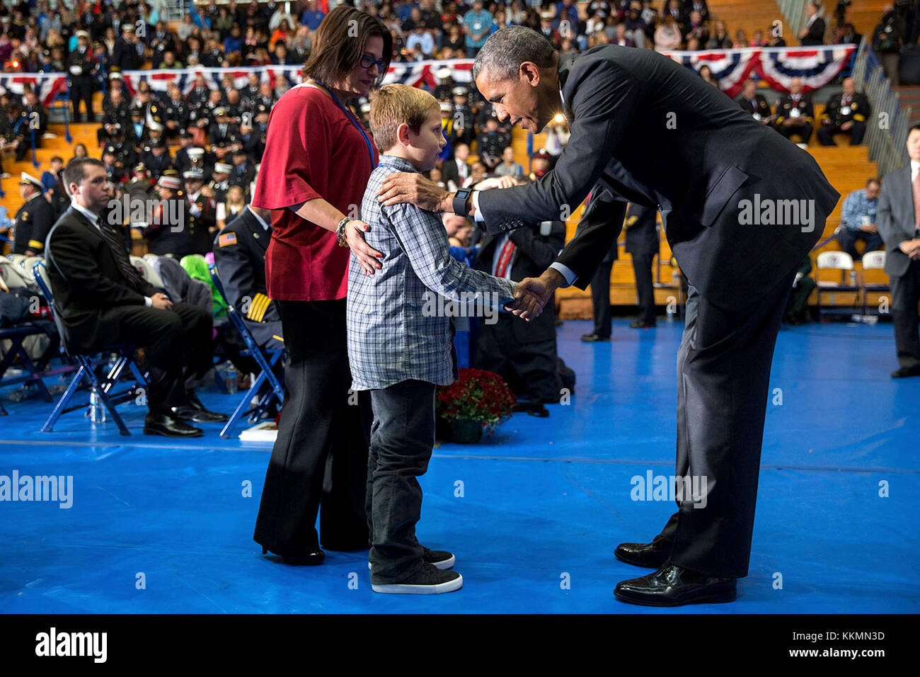 Oct. 4, 2015 "Il presidente saluta le famiglie dei vigili del fuoco durante la lettura dei nomi a livello nazionale caduti vigili del fuoco memoriale di servizio a Mount Saint Mary's University di emmitsburg, md." (official white house photo by pete souza) Questo ufficiale della casa bianca fotografia viene reso disponibile solo per la pubblicazione da parte di organizzazioni di notizie e/o per uso personale la stampa dal soggetto(s) della fotografia. la fotografia non possono essere manipolati in alcun modo e non può essere utilizzata in ambienti commerciali o materiali politici, pubblicità, e-mail, prodotti promozioni che in qualsiasi modo suggerisce di approvazione o Foto Stock