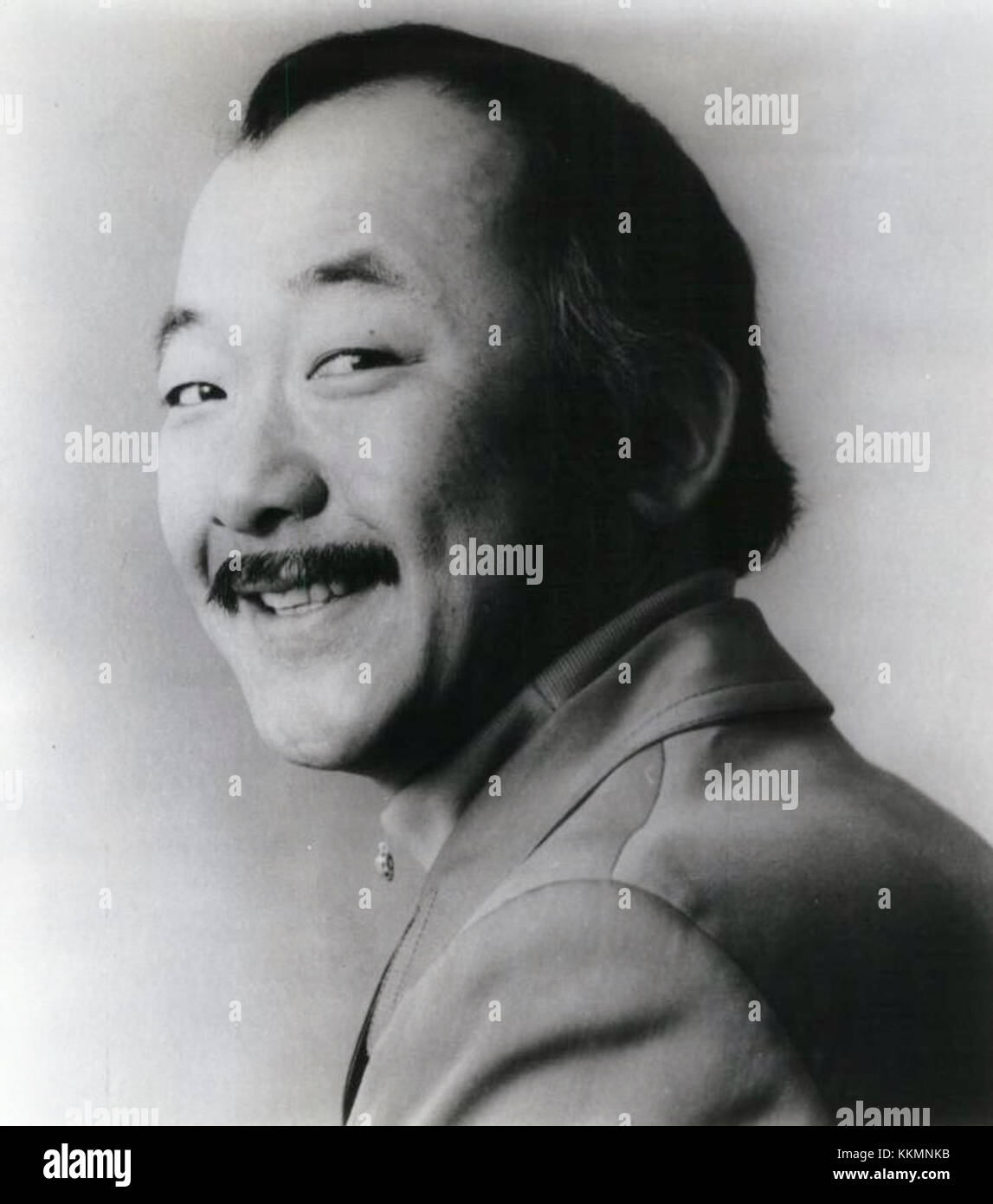 Pat Morita, meglio conosciuto per il suo ruolo di Mr. Miyagi nella serie *The Karate Kid*, appare in questa foto pubblicitaria del 1971. L'immagine lo cattura durante la sua prima carriera, prima del suo ruolo di primo piano. La carriera di Morita ha riguardato la televisione, il cinema e la commedia stand-up, e lui è diventato una figura iconica nella cultura pop americana. Foto Stock