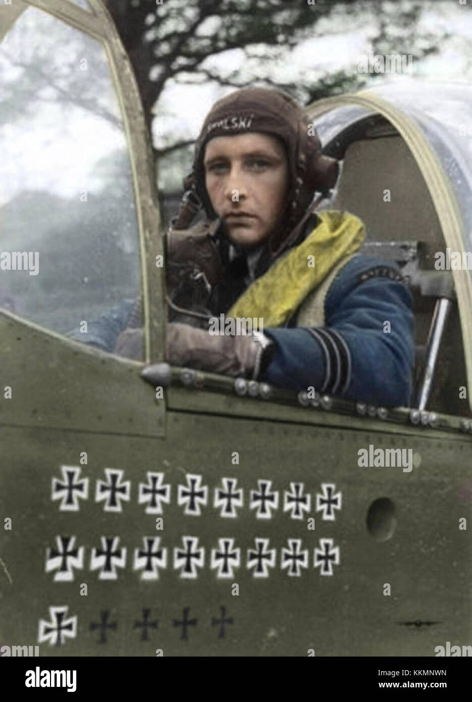 Stanislaw Skalski, un noto asso dei combattenti polacchi, è raffigurato in un ritratto colorato. Skalski è stato una figura chiave nell'aviazione della seconda guerra mondiale ed è celebrato per i suoi contributi alle forze aeree alleate. Foto Stock