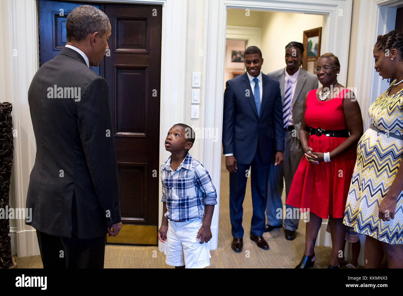 Sept. 4, 2015 " quattro-anno-vecchio malik hall saluta il presidente, quasi incredulo, prima di una partenza foto con Malik's zio maurice owens, centro e la sua famiglia." (official white house photo by pete souza) Questo ufficiale della casa bianca fotografia viene reso disponibile solo per la pubblicazione da parte di organizzazioni di notizie e/o per uso personale la stampa dal soggetto(s) della fotografia. la fotografia non possono essere manipolati in alcun modo e non può essere utilizzata in ambienti commerciali o materiali politici, pubblicità, e-mail, prodotti promozioni che in qualsiasi modo suggerisce di approvazione o approvazione del presiden Foto Stock