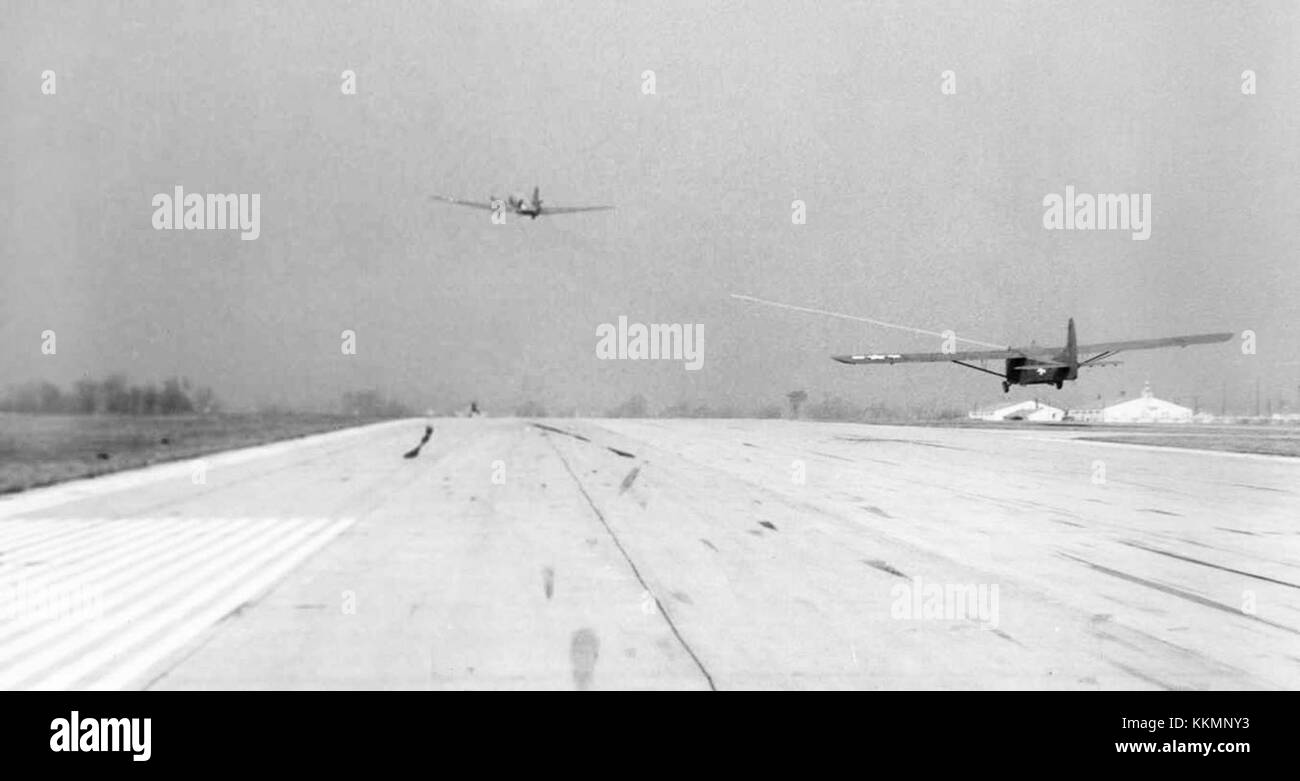 Un aereo Douglas C-47, operato dalla Winged Cargo Inc., decolla mentre traina un aliante Waco CG-4A. Il C-47, un aereo da trasporto militare, è comunemente usato per operazioni di carico e traino. Foto Stock