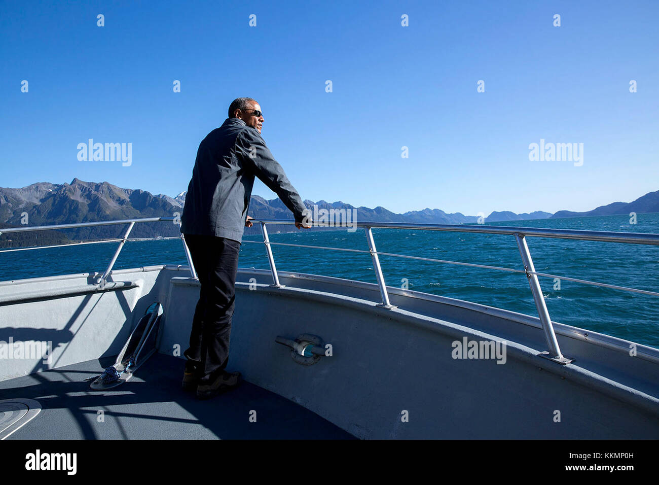 Sept. 1, 2015 "Il presidente escursioni parco nazionale di Kenai Fjords in barca. Viaggio in Alaska potrebbe essere stato il miglior viaggio interno della sua presidenza. essendo su una barca su un pittoresco giorno hanno certamente aiutato." (official white house photo by pete souza) Questo ufficiale della casa bianca fotografia viene reso disponibile solo per la pubblicazione da parte di organizzazioni di notizie e/o per uso personale la stampa dal soggetto(s) della fotografia. la fotografia non possono essere manipolati in alcun modo e non può essere utilizzata in ambienti commerciali o materiali politici, pubblicità, e-mail, prodotti promozioni che in qualsiasi modo suggerisce appr Foto Stock