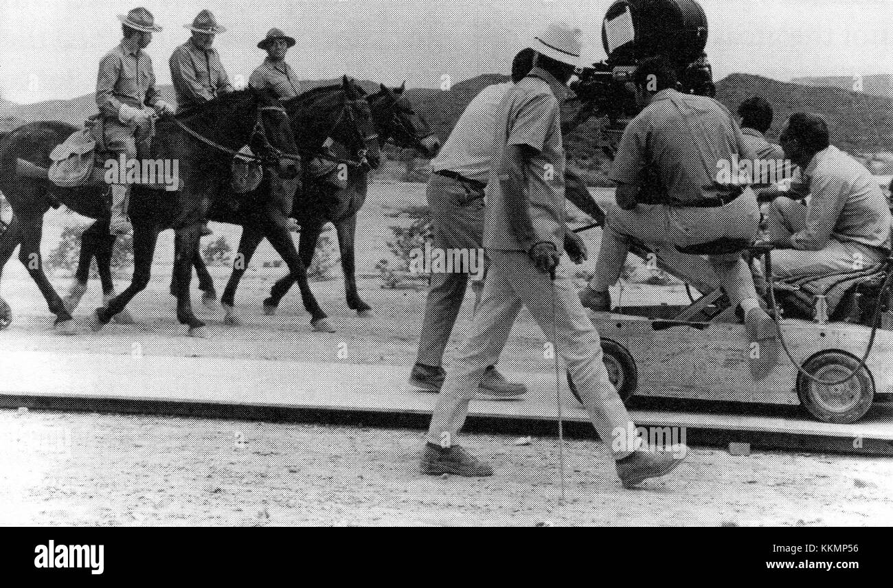 La scena d'apertura di The Wild Bunch (1969) mostra un momento cruciale nel film, stabilendo il tono per l'esplorazione della violenza e della moralità nel West americano durante l'inizio del XX secolo. Foto Stock