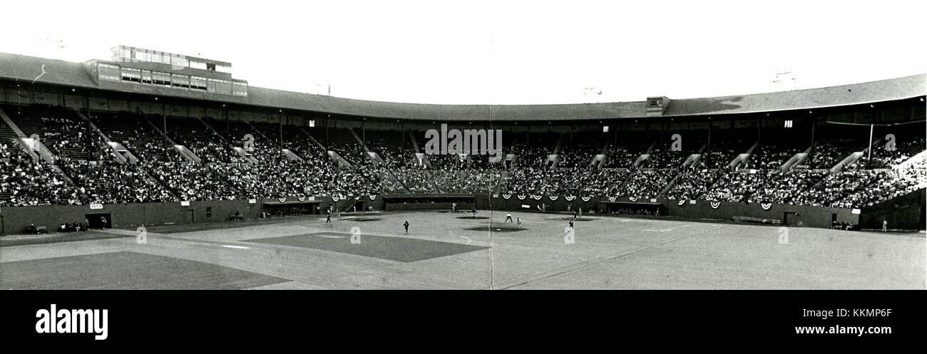 Il Multnomah Stadium, in seguito rinominato Providence Park, è una struttura sportiva situata a Portland, Oregon. Questa immagine risale al 1974 e mette in evidenza il ruolo dello stadio nell'ospitare vari eventi, tra cui calcio e calcio. Foto Stock