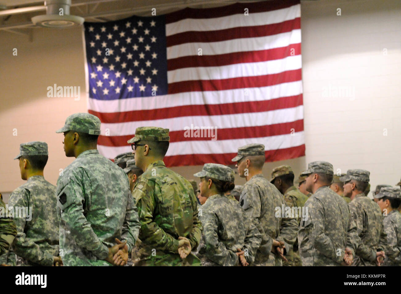 I soldati degli Stati Uniti con la ventottesima Expeditionary Combat Aviation Brigade stand in formazione durante un cambio di responsabilità cerimonia al ventottesimo ECAB Armory, 19 novembre 2017. Foto Stock