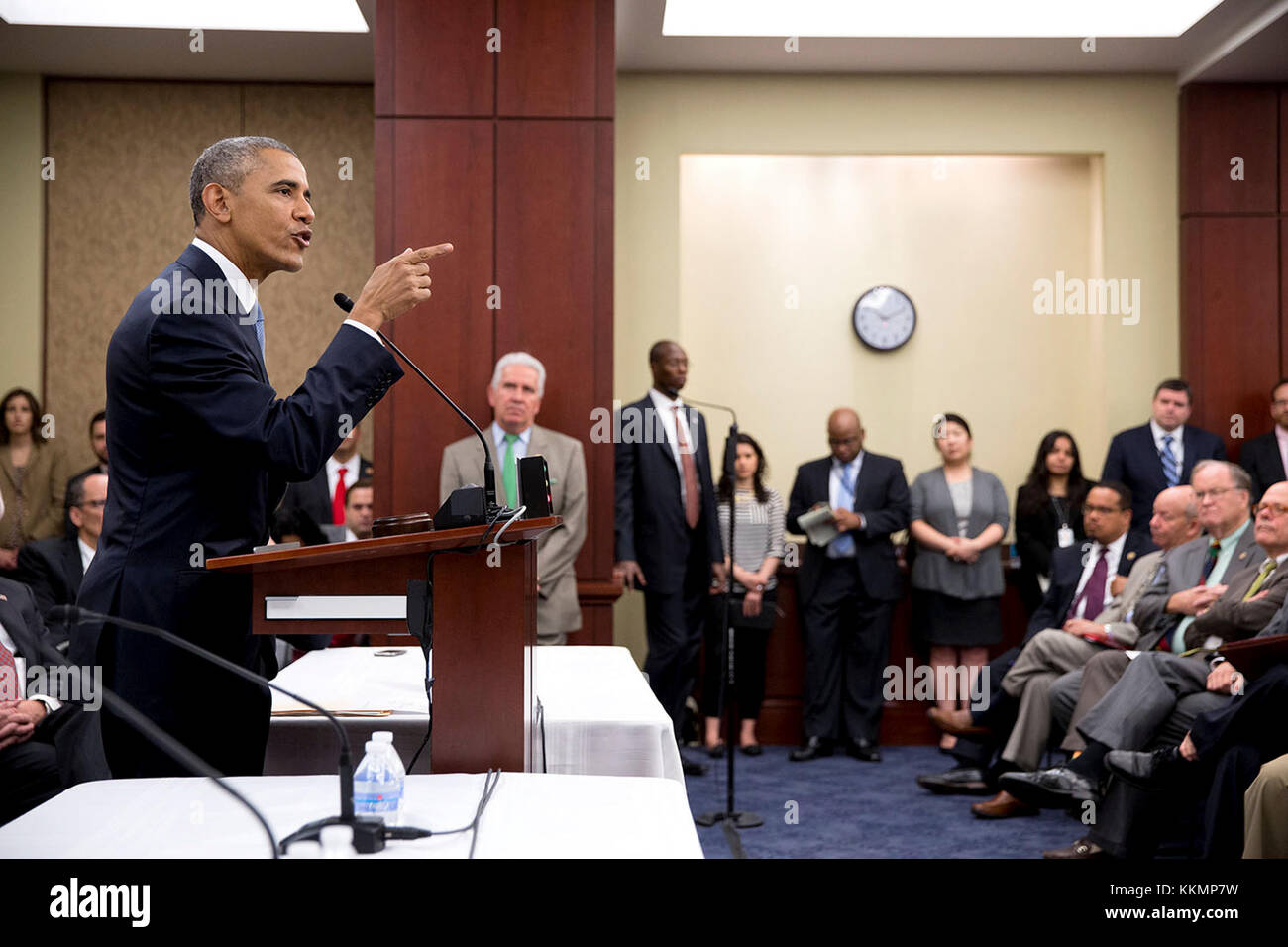 Giugno 12, 2015 "per discutere la prossima votazione su fast-track trade promotion Authority, il presidente ha preso il suo caso direttamente a casa Caucus democratico presso il Campidoglio degli Stati Uniti." (official white house photo by pete souza) Questo ufficiale della casa bianca fotografia viene reso disponibile solo per la pubblicazione da parte di organizzazioni di notizie e/o per uso personale la stampa dal soggetto(s) della fotografia. la fotografia non possono essere manipolati in alcun modo e non può essere utilizzata in ambienti commerciali o materiali politici, pubblicità, e-mail, prodotti promozioni che in qualsiasi modo suggerisce di approvazione o approvazione della Foto Stock