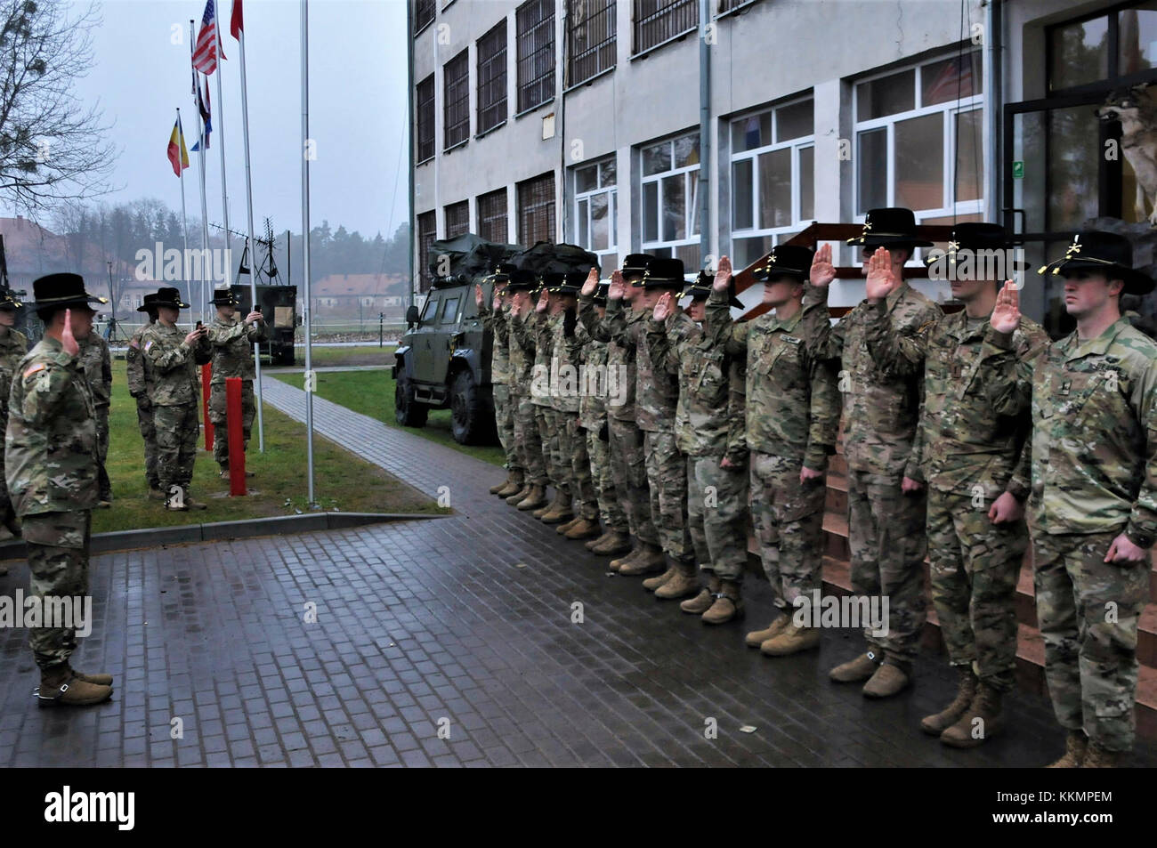 Lt. Col. Scott Cheney, Battle Group Polonia commander, amministra il giuramento di ufficio per la promozione cerimonia al Bemowo Piskie Area Formazione, Polonia, il 23 novembre 2017. Foto Stock