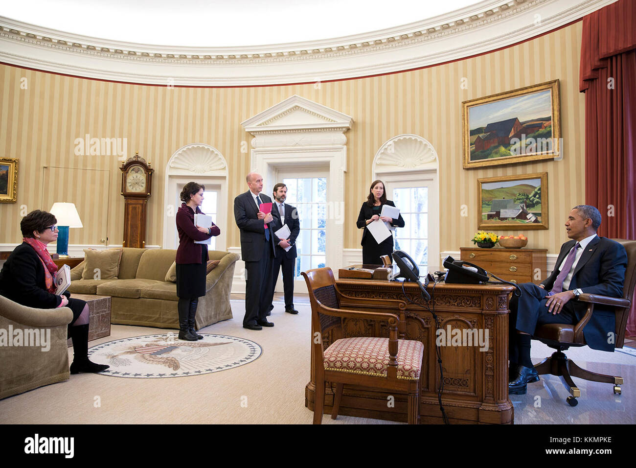 Il presidente Barack Obama preps per un incontro con i deputati bipartisan del congresso per discutere la riforma del sistema penale, all ufficio Ovale, feb. 24, 2015. I partecipanti da sinistra sono: senior advisor valerie jarrett; cecilia muñoz, politica interna direttore del consiglio; neil eggleston, consigliere del presidente; joshua pollack, Senato affari legislativi liaison e katie beirne fallon, direttore degli affari legislativi. (Official white house photo by pete souza) Questo ufficiale della casa bianca fotografia viene reso disponibile solo per la pubblicazione da parte di organizzazioni di notizie e/o per uso personale della stampa da parte della unità di abbonato Foto Stock