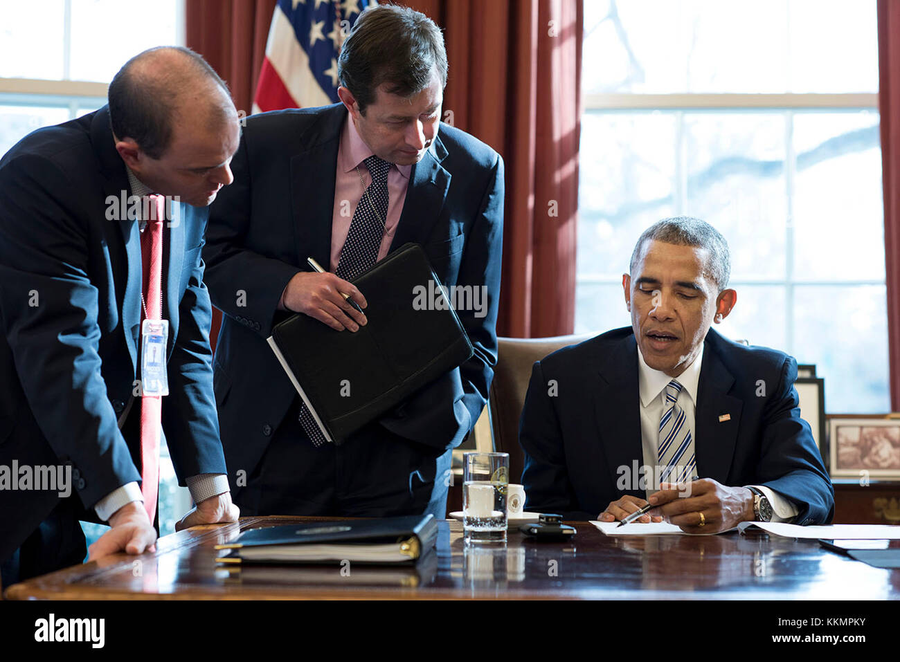 Il presidente Barack Obama lavora con ben Rhodes, vice national security advisor strategico per le comunicazioni, a sinistra, e Terry szuplat, direttore senior per la della preparazione dei discorsi, sul commento all ufficio Ovale prima della casa bianca vertice sulla lotta contro l'estremismo violento, feb. 18, 2015. (Official white house photo by pete souza) Questo ufficiale della casa bianca fotografia viene reso disponibile solo per la pubblicazione da parte di organizzazioni di notizie e/o per uso personale la stampa dal soggetto(s) della fotografia. la fotografia non possono essere manipolati in alcun modo e non può essere utilizzato in commerciale o politica della materia Foto Stock