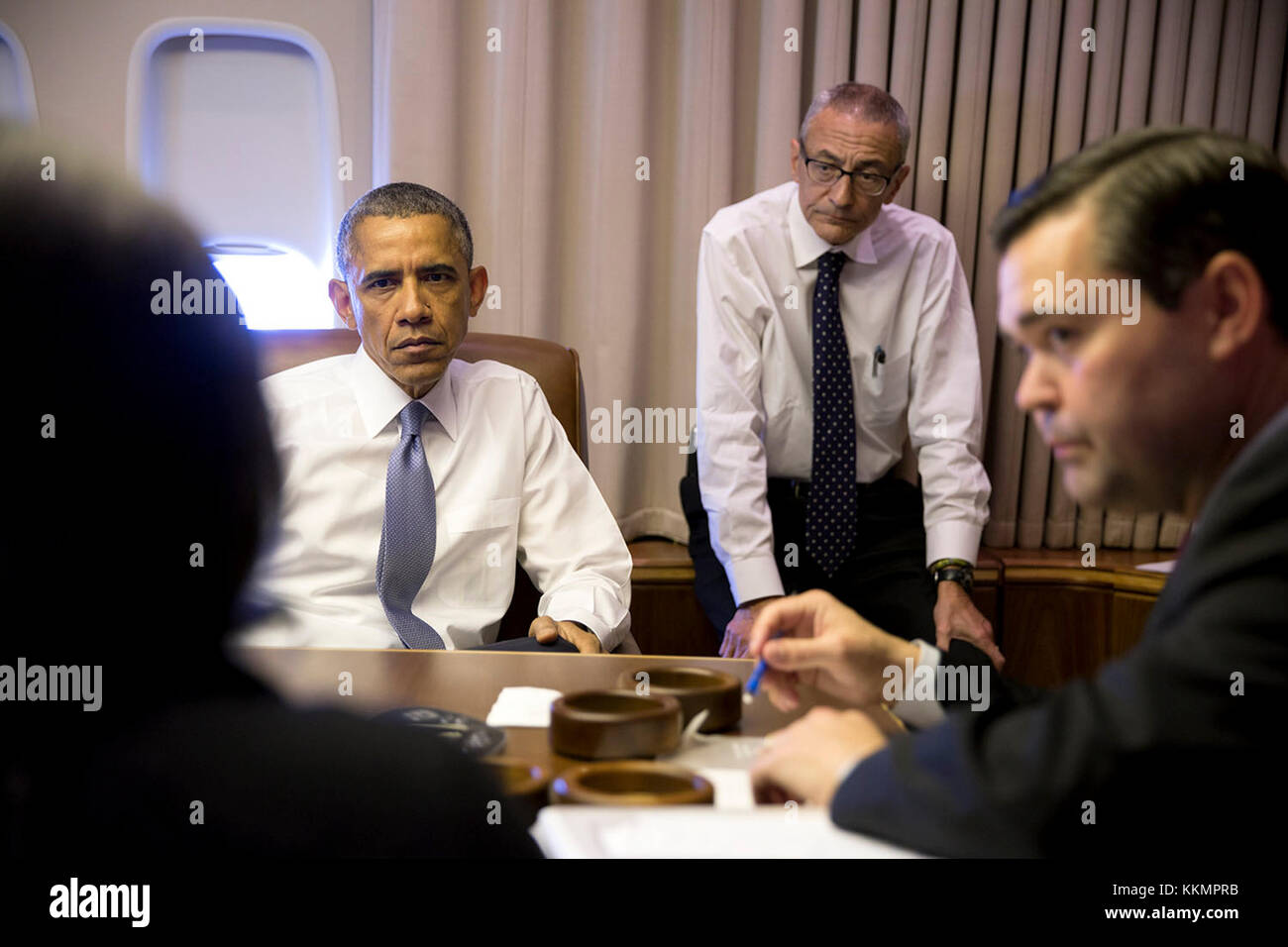 Il presidente Barack Obama tiene una riunione con National Security Advisor susan e. riso, Giovanni Podestà, consigliere del presidente e phil reiner, senior director per il sud affari asiatici, a bordo di Air Force One en route a Nuova Delhi, India, gen. 25, 2015. (Official white house photo by pete souza) Questo ufficiale della casa bianca fotografia viene reso disponibile solo per la pubblicazione da parte di organizzazioni di notizie e/o per uso personale la stampa dal soggetto(s) della fotografia. la fotografia non possono essere manipolati in alcun modo e non può essere utilizzata in ambienti commerciali o materiali politici, pubblicità, e-mail, p Foto Stock