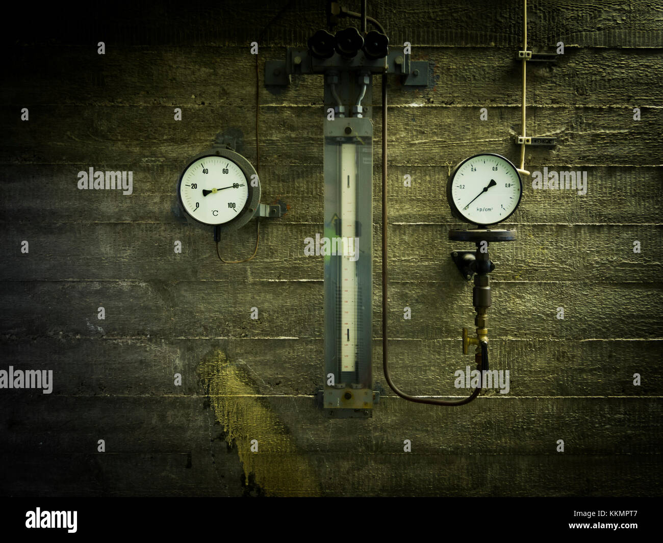 Tre Vecchi display analogico degli indicatori su un muro di cemento; indicatore di temperatura, manometro e manometro della pressione differenziale. Foto Stock
