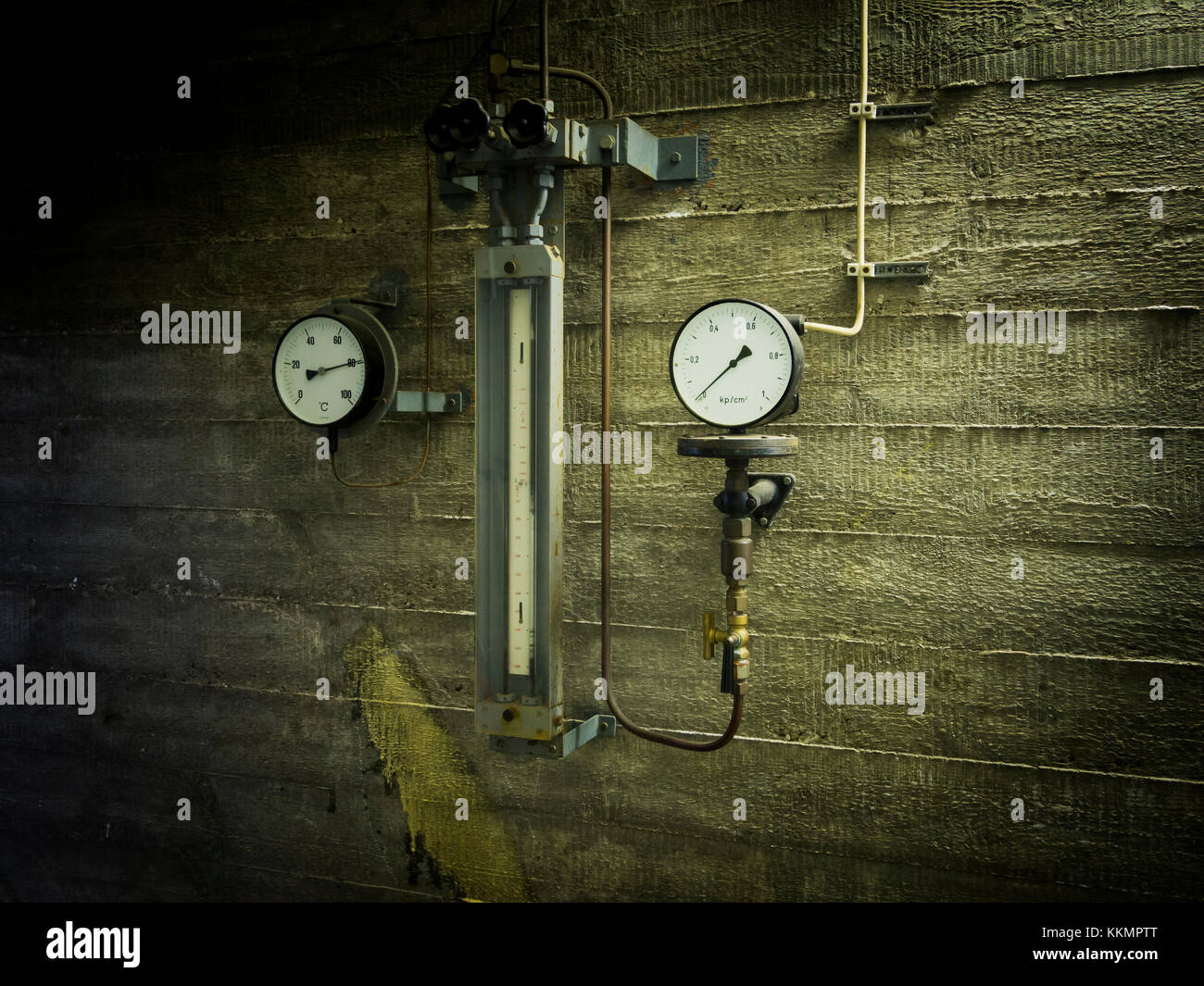 Tre Vecchi display analogico degli indicatori su un muro di cemento; indicatore di temperatura, manometro e manometro della pressione differenziale. Foto Stock