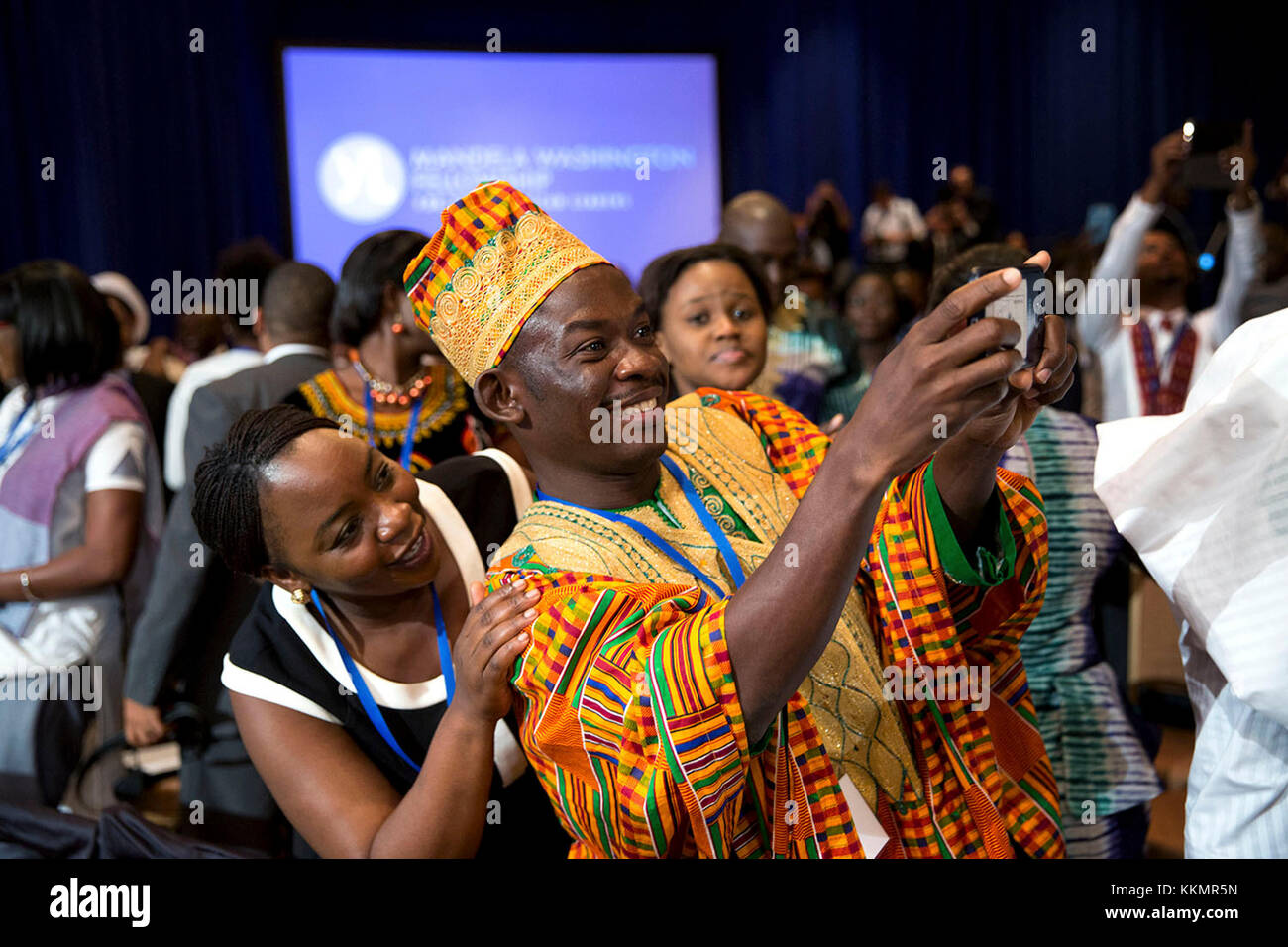 Il pubblico a prendere le foto del presidente Barack Obama come egli scuote le mani dopo un giovane leader africani iniziativa (yali) municipio in Washington, d.c., 28 luglio 2014. Foto Stock