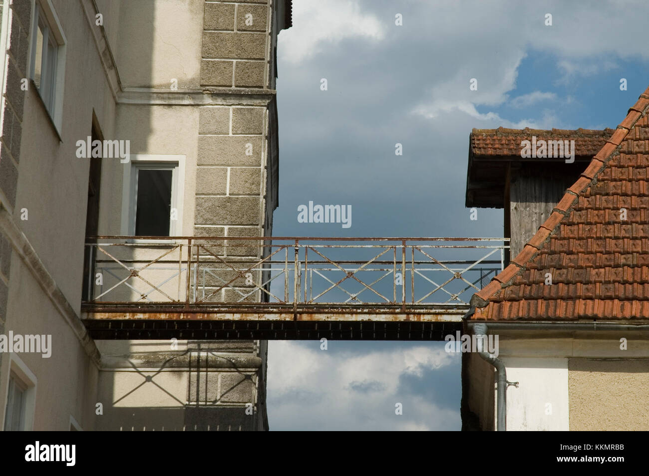 Ponte che collega edifici immagini e fotografie stock ad alta ...