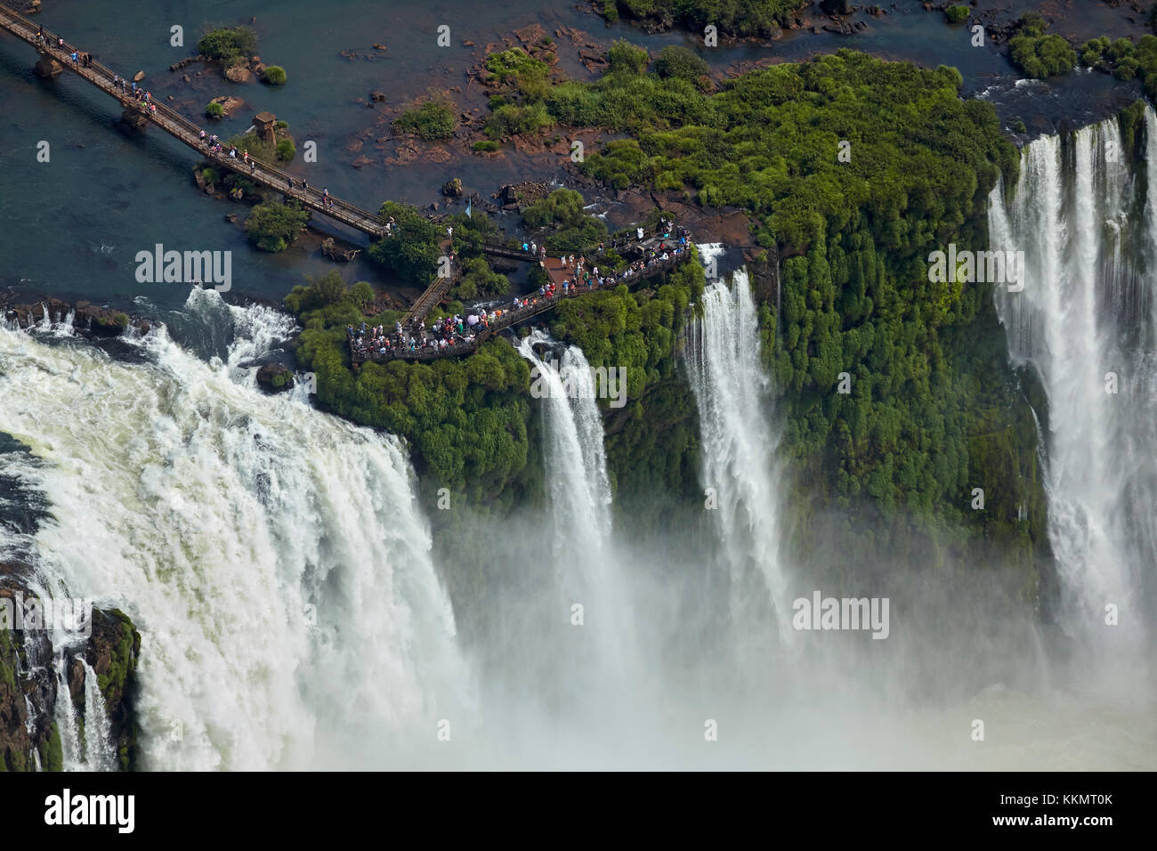 Turisti sulla piattaforma di osservazione e Gola del Diavolo (Garganta do Diablo), Cascate Iguazu, sul Brasile - confine Argentina, Sud America - aereo Foto Stock