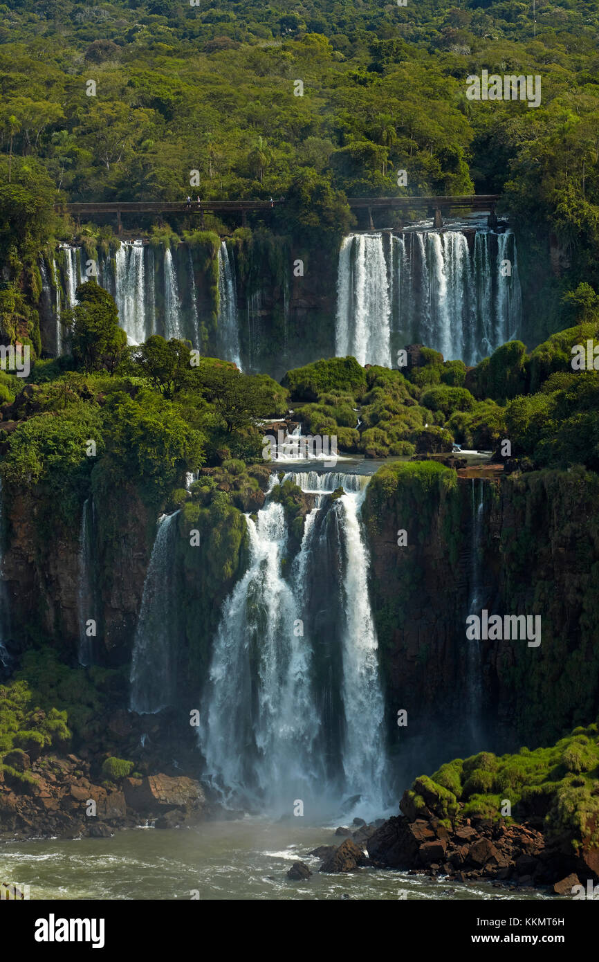 Turisti sulla passerella sopra le Cascate di Iguazu, Argentina, visto dal lato del Brasile, Sud America Foto Stock