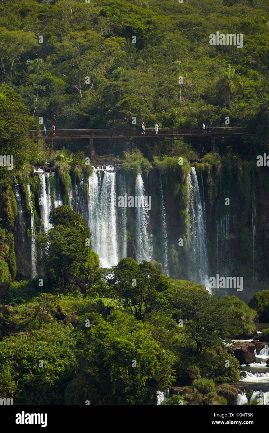 Turisti sulla passerella sopra le Cascate di Iguazu, Argentina, visto dal lato del Brasile, Sud America Foto Stock