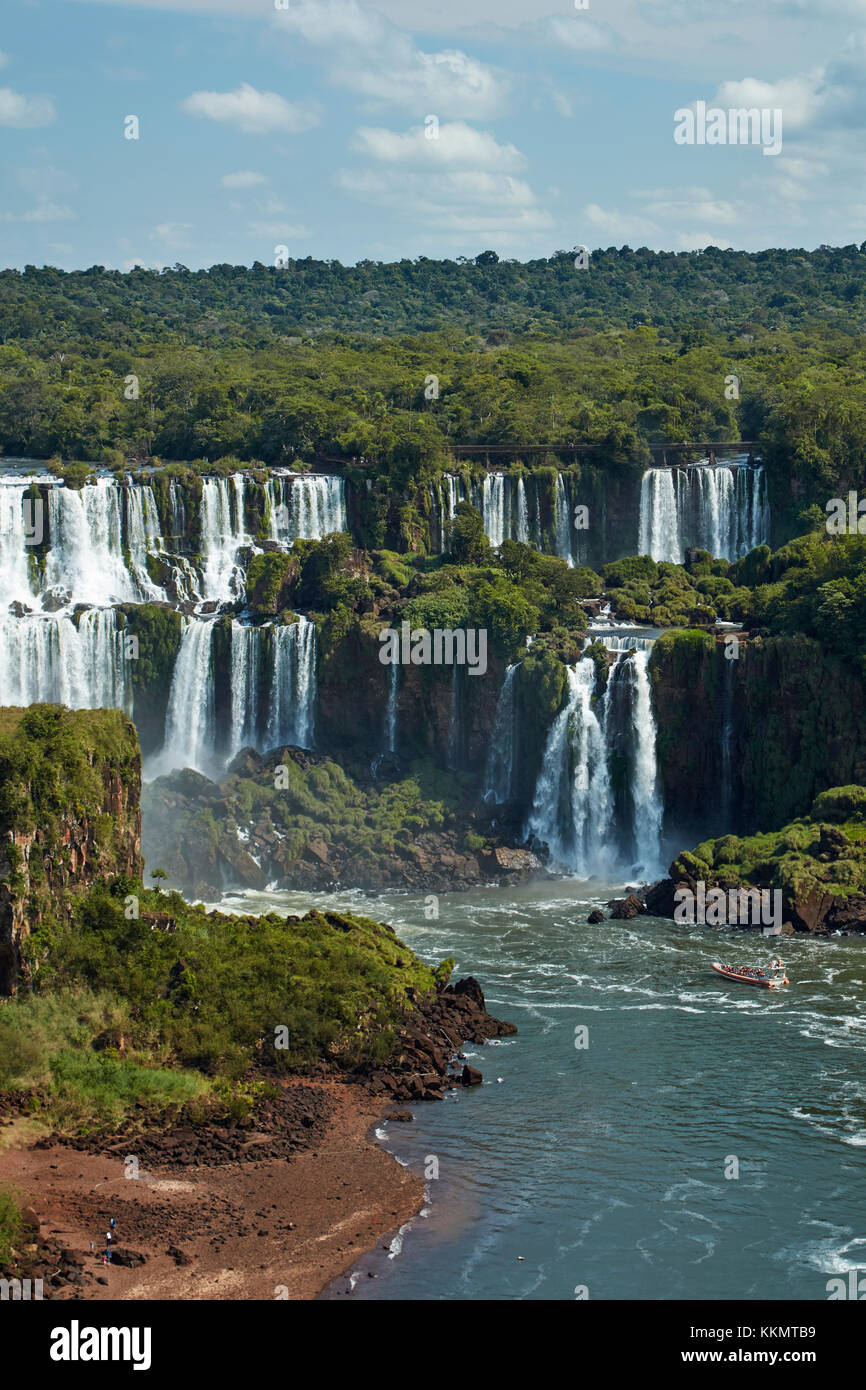 Cascate di Iguazu sul lato argentino, e barca turistica sul fiume Iguazu, Brasile - confine con l'Argentina, Sud America Foto Stock