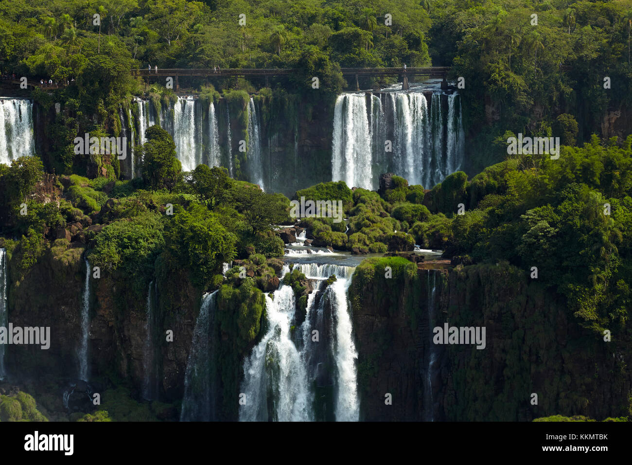 Turisti sulla passerella sopra le Cascate di Iguazu, Argentina, visto dal lato del Brasile, Sud America Foto Stock