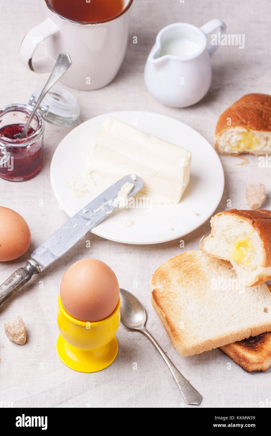 La prima colazione con uova e pane tostato con la marmellata e burro su  bianco tessile. Vedere serie Foto stock - Alamy