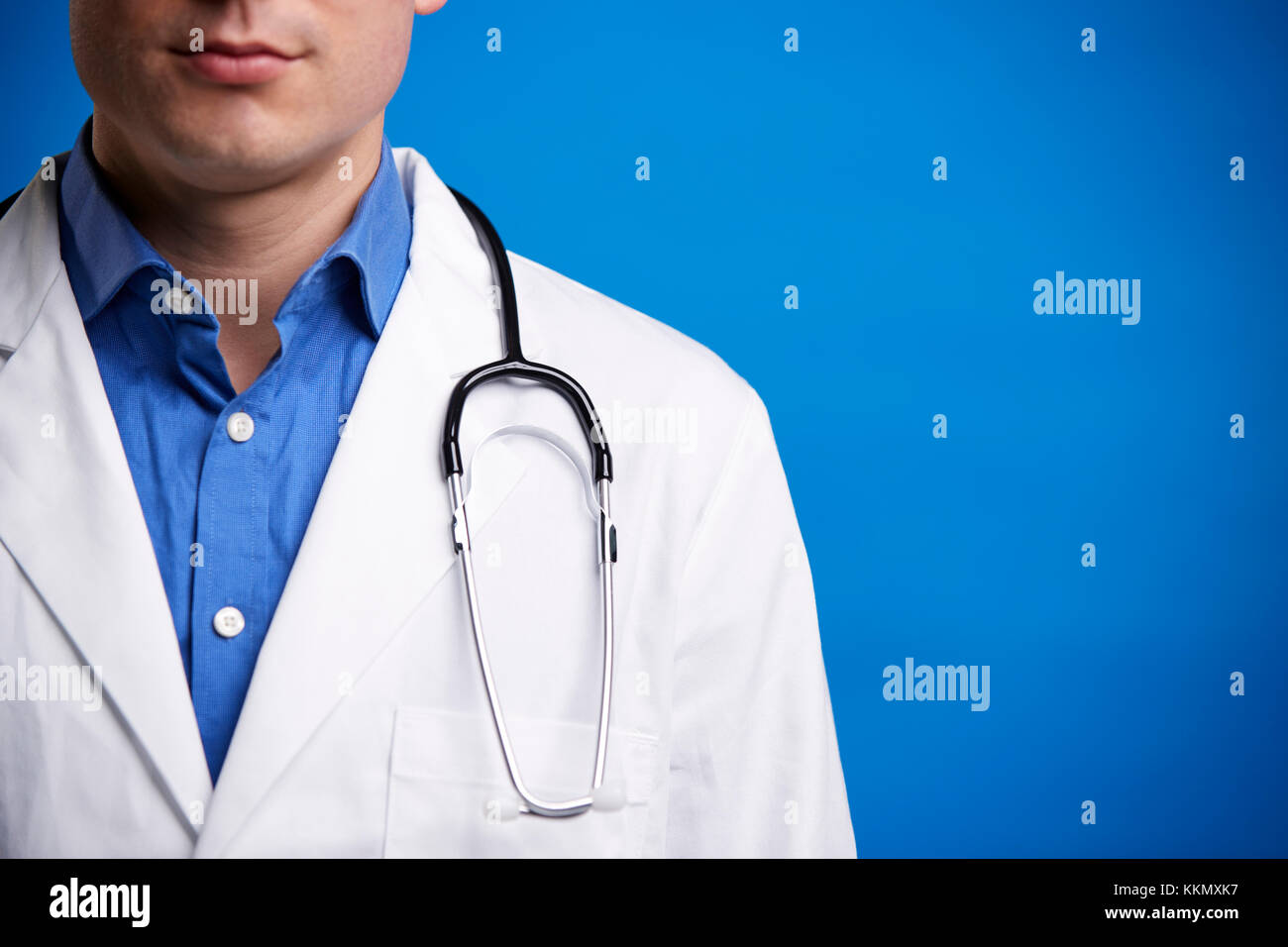 I giovani maschi bianco medico con stetoscopio, ritagliato ritratto Foto Stock